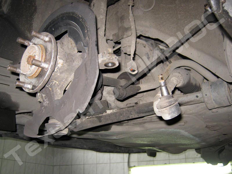 5. Демонтаж рулевого наконечника. Рулевой наконечник демонтируется из поворотного кулака.