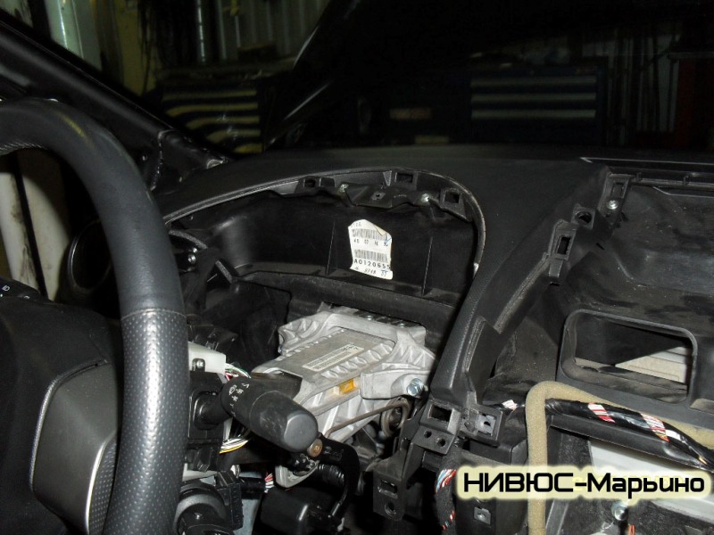 16. Демонтаж передней панели автомобиля Мазда 3. Снятие верхней части передней панели с водительской стороны.
